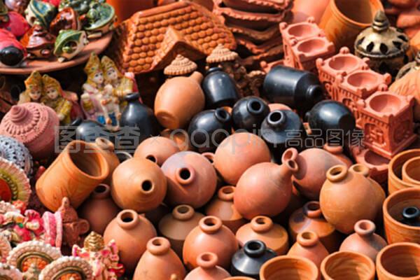 手工陶罐、陶瓷制品、紀念品的街頭市場展覽。